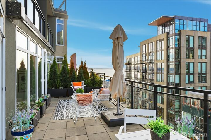 Property Photo:  2607  Western Avenue 709  WA 98121 