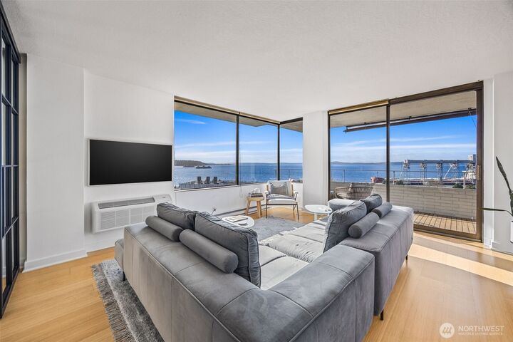 Property Photo:  521  5th Avenue W 402  WA 98119 