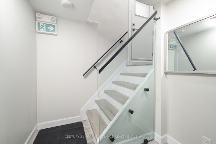 Photo de la propriété: 37 Bentworth Avenue Lower ON M6A 1P1