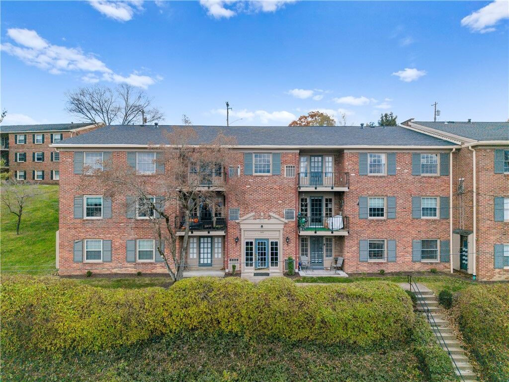 Property Photo:  1060 Chatham Park Drive  PA 15216 