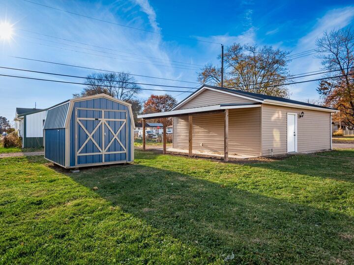 Property Photo:  253 N Market Street  OH 43143 