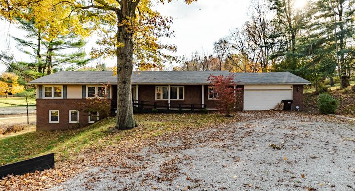 Property Photo:  1101 Beechwood NE Drive  OH 43130 