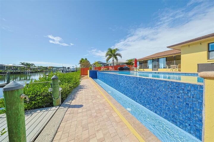 Property Photo: 914 Chipaway Drive FL 33572