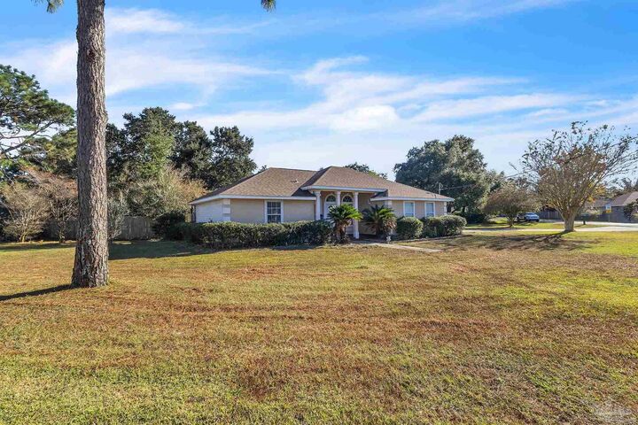 Property Photo: 2106 Citrus Dr FL 32566