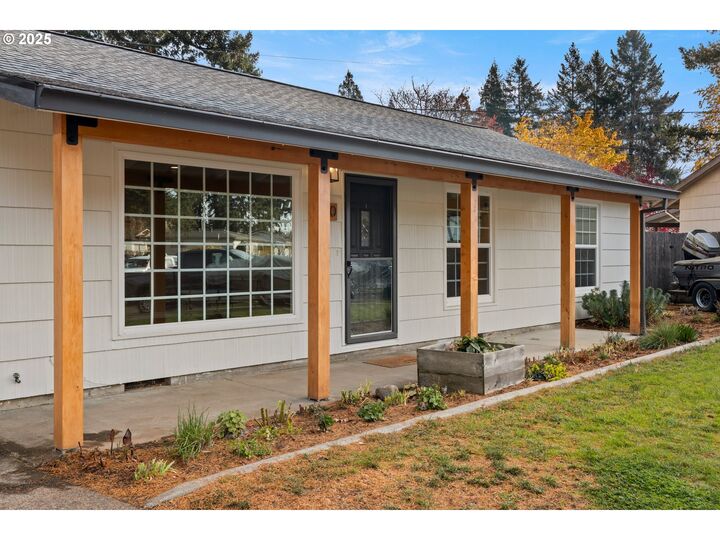 Property Photo:  330 NE 190th Ave  OR 97230 