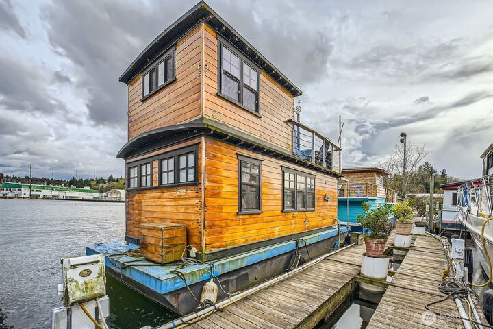 Property Photo: 1080 W Ewing Street E-2 WA 98119