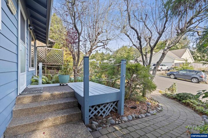 Property Photo: 1420 SE Fairway Dr OR 97394