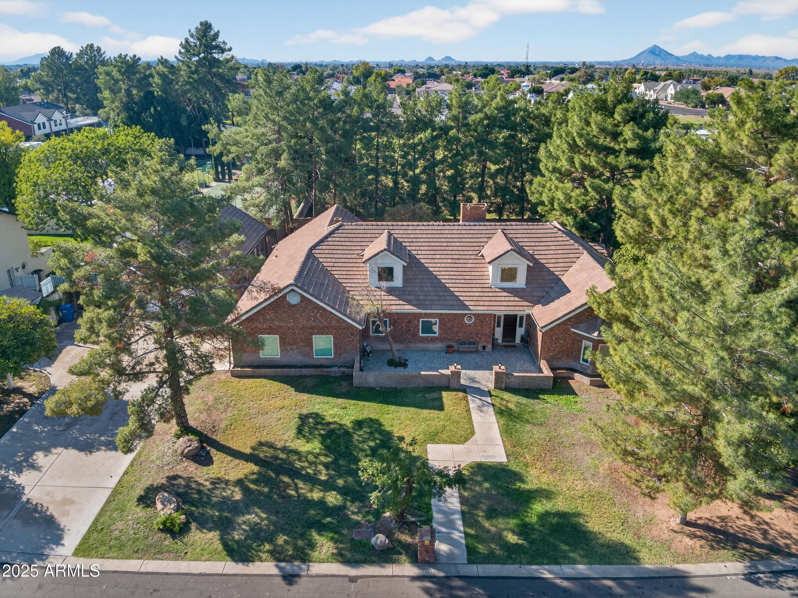 Property Photo:  2306 N Hall Circle  AZ 85203 