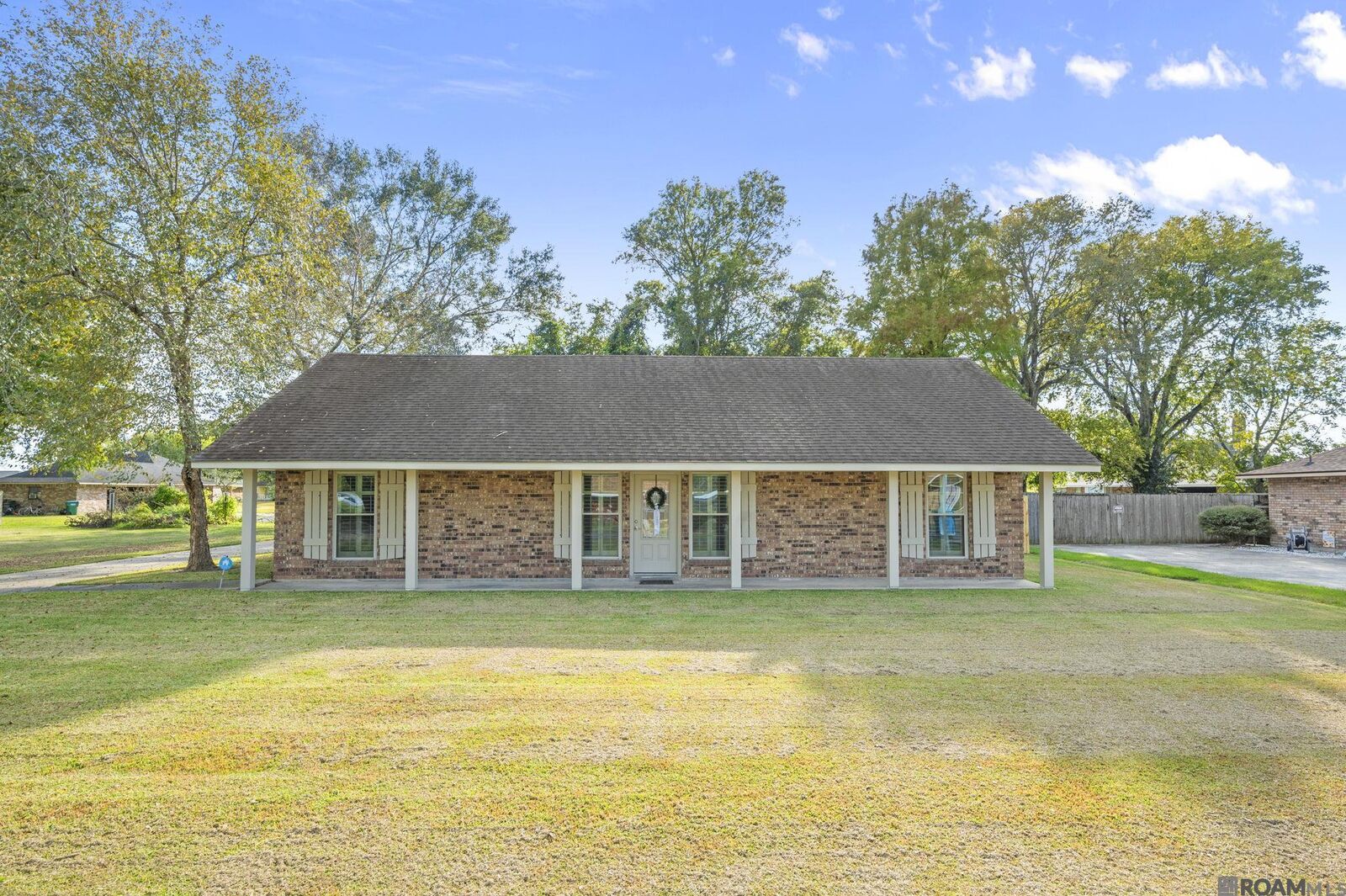 Property Photo: 2209 Live Oak Dr LA 70719