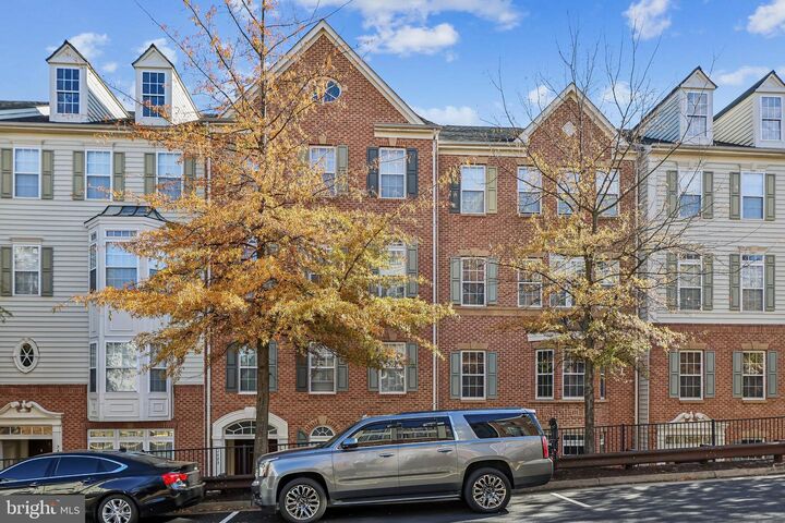 Property Photo:  2488 Eastbourne Drive 313  VA 22191 