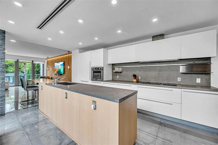 Property Photo:  1511 NE 4th Pl  FL 33301 