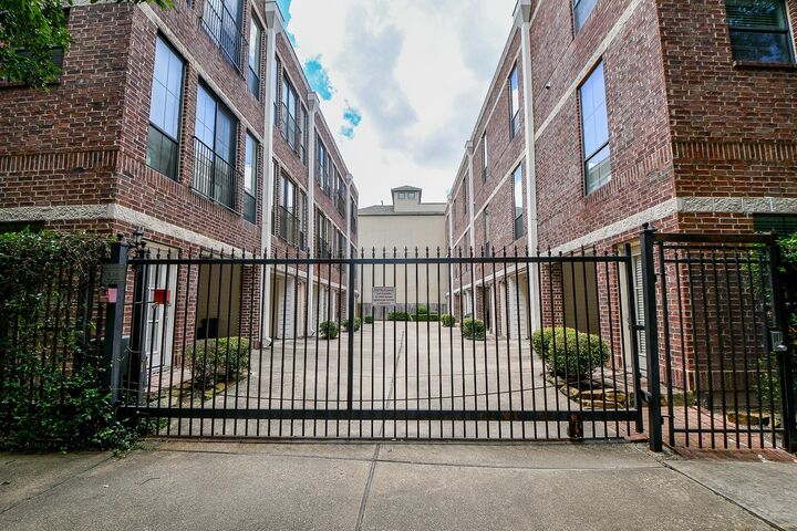 Property Photo: 118 McGowen Street K TX 77006