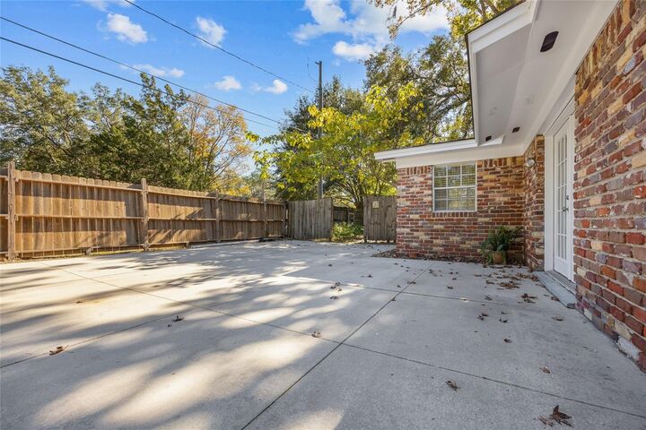 Property Photo: 3907 NW 20th Drive FL 32605