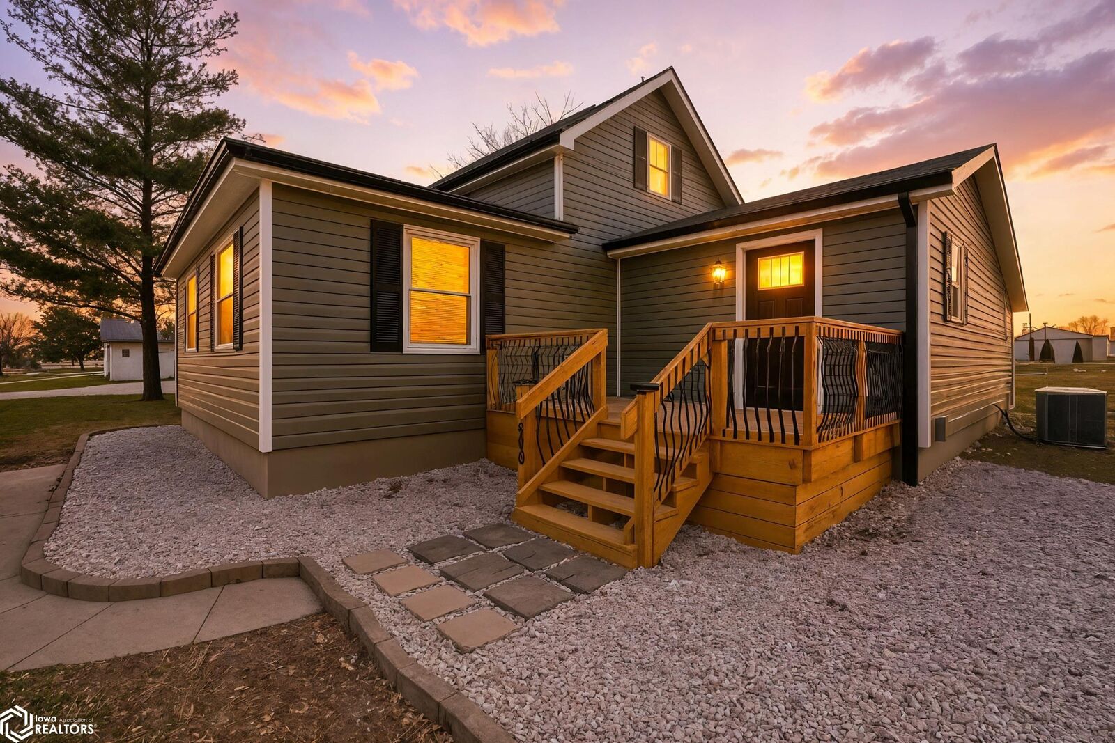 Property Photo:  809 Houston Avenue  IA 52627 