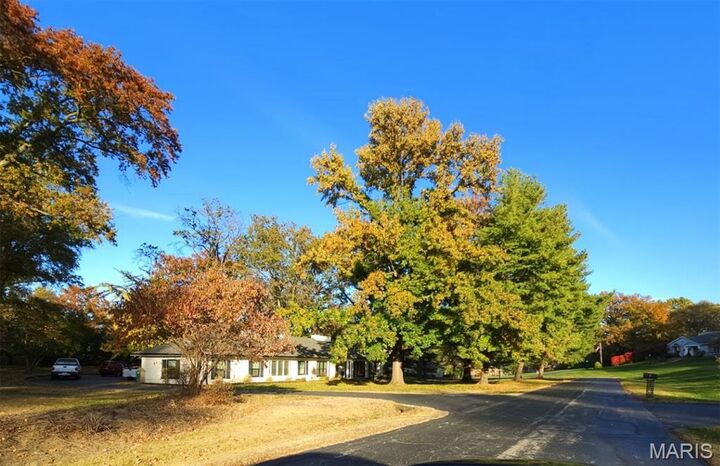 18 Country Aire Drive  St Louis MO 63131 photo