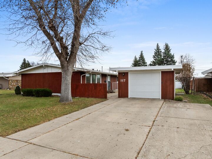 Property Photo: 117 26th St SW ND 58701