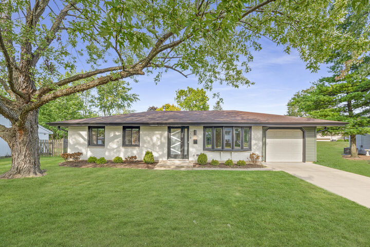 208 W Hartford Drive  Schaumburg IL 60193 photo