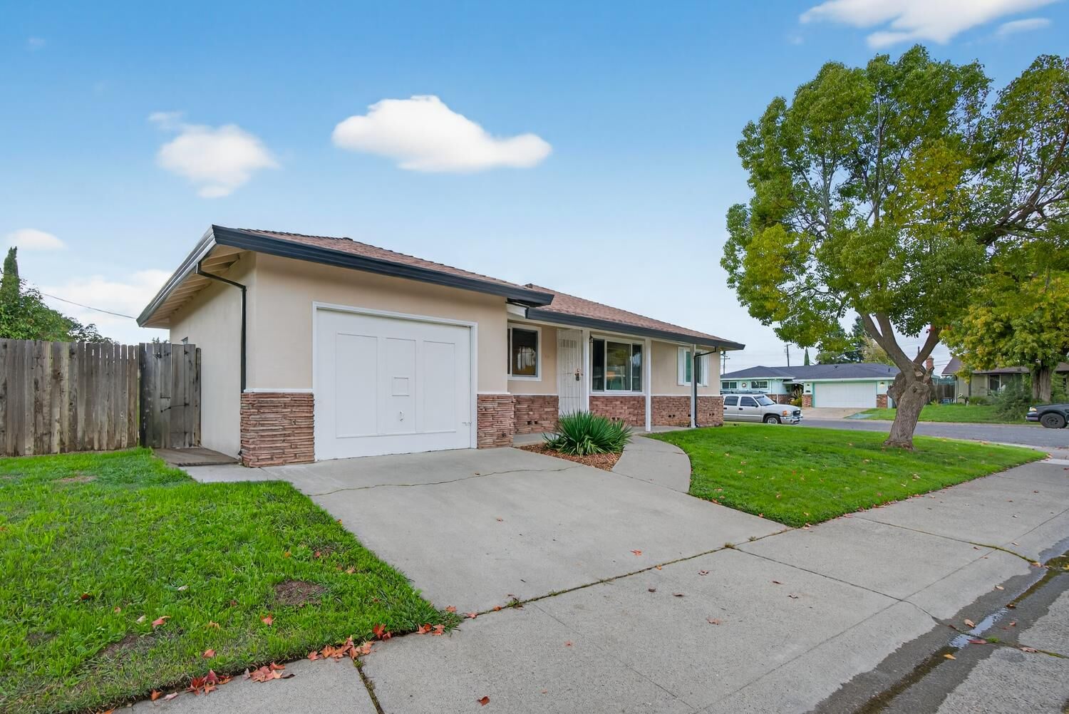 Property Photo:  5220 Pomegranate Avenue  CA 95823 