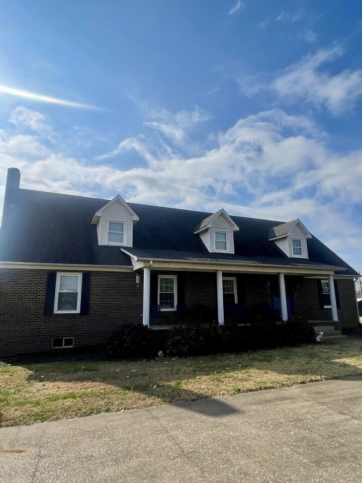 Property Photo:  405 Robins St E  TN 38464 