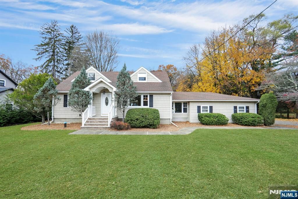 Property Photo:  916 Colonial Road  NJ 07417 