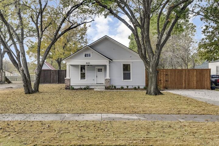Property Photo: 810 E Marvin Avenue TX 75165