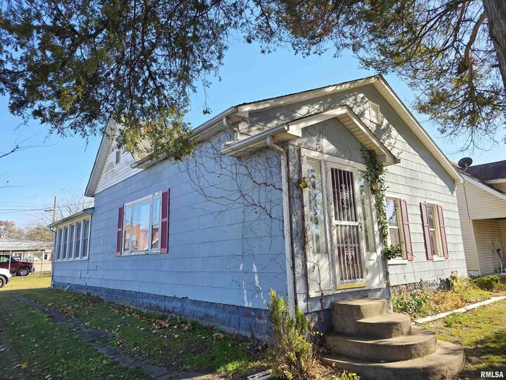 Property Photo:  900 S 16th Street  IL 62948 