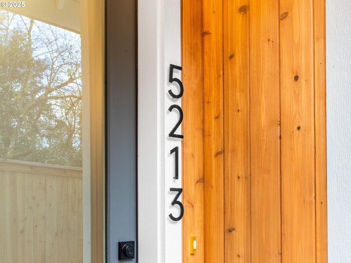Property Photo:  5213 SW Vacuna St  OR 97219 