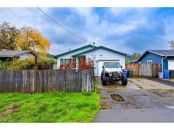Property Photo: 416 Glen Ave OR 97479