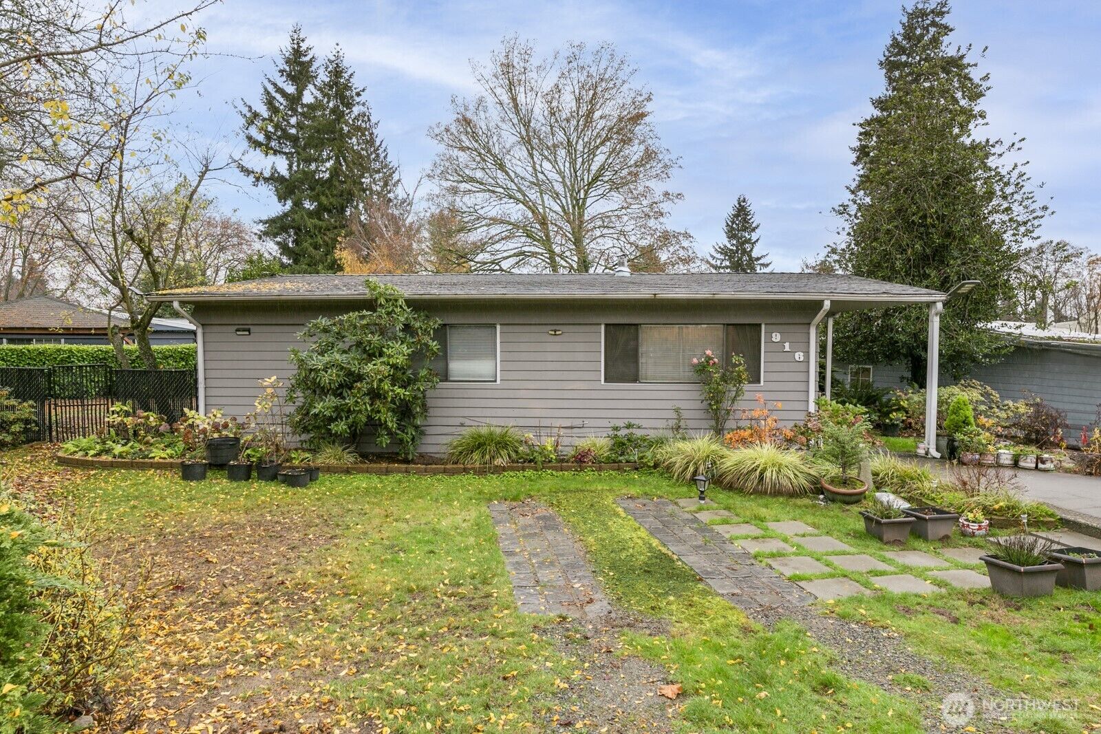 Property Photo: 916 Ferndale Circle NE WA 98056