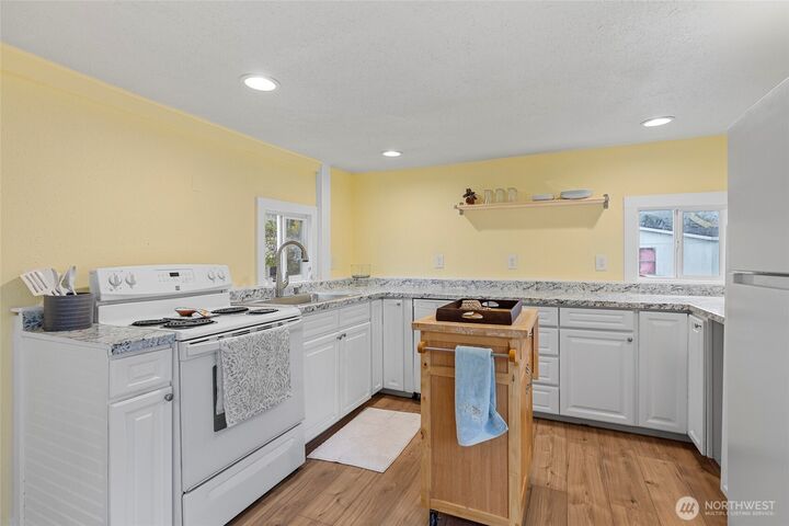 Property Photo:  1320 N Oak Harbor Street 107  WA 98277 