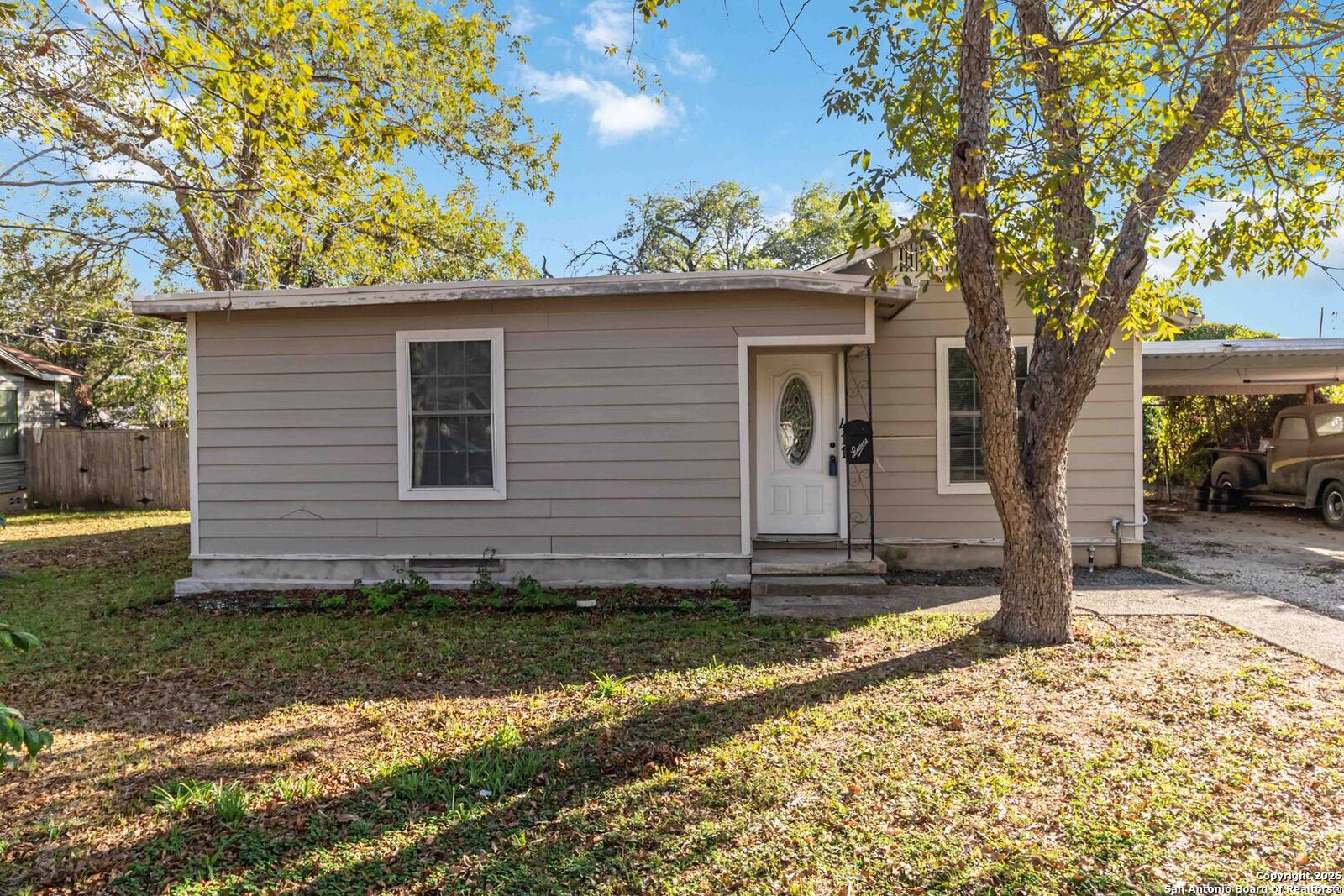 Property Photo:  411 Bismark  TX 78155 