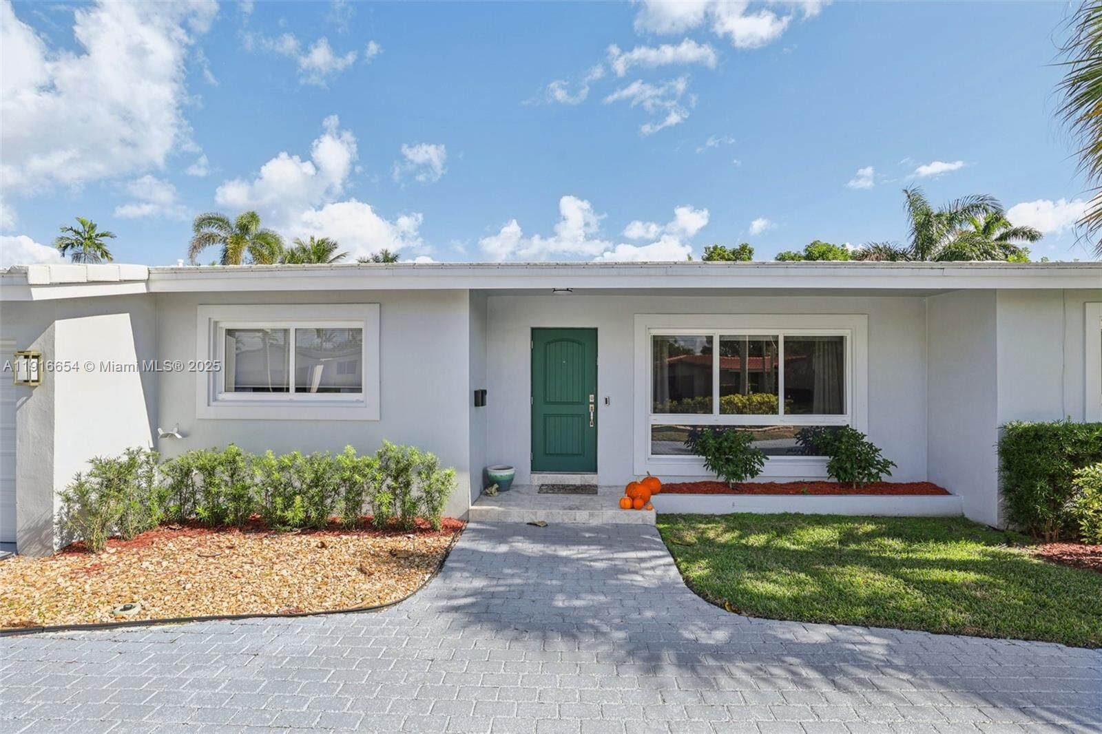 Property Photo: 2632 NE 26th Ave FL 33306