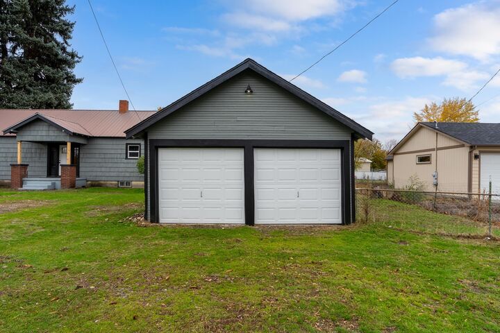 Property Photo: 8102 E Valleyway Ave WA 99212