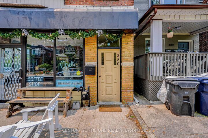 Property Photo:  850 Carlaw Avenue 3rd Flr  ON M4K 3L3 