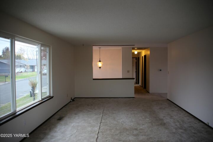 Property Photo:  1403 Karr Ave  WA 98902 