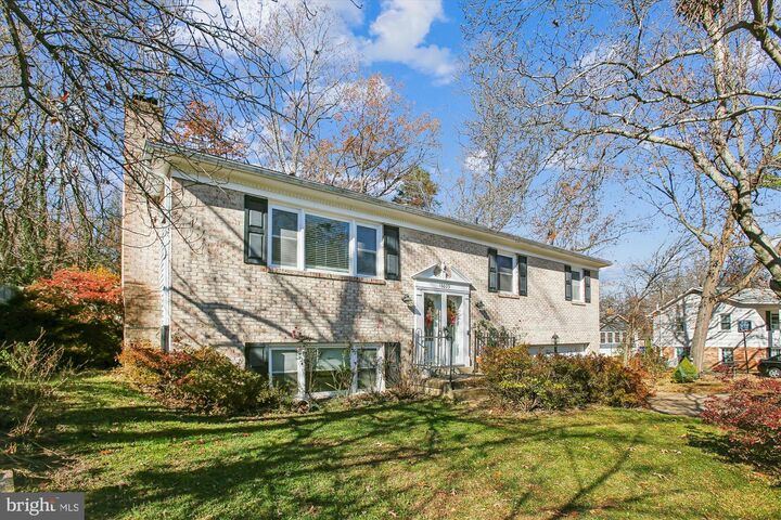 Property Photo: 16039 Fairway Drive VA 22025