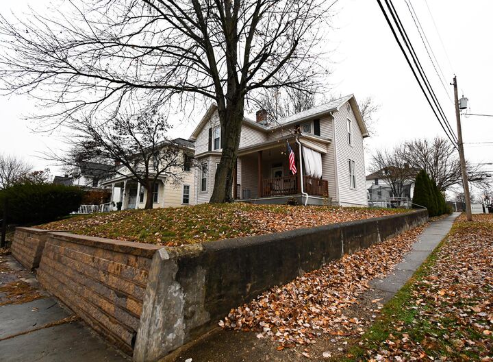 Property Photo: 571 E Chestnut Street OH 43130