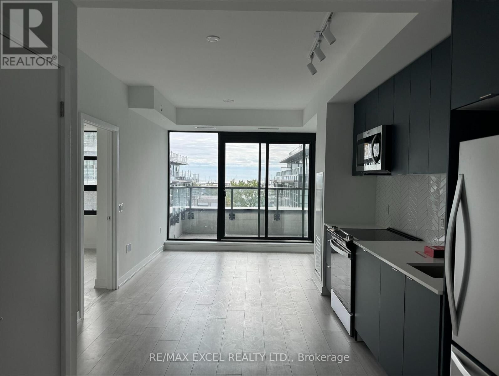 Property Photo: 1606 Charles Street 405 A ON L1N 0P1