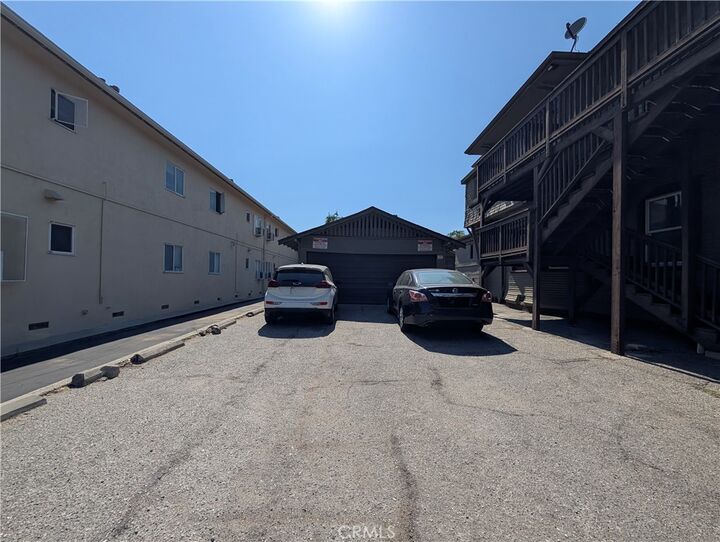 Property Photo:  325 S Los Robles Avenue  CA 91101 