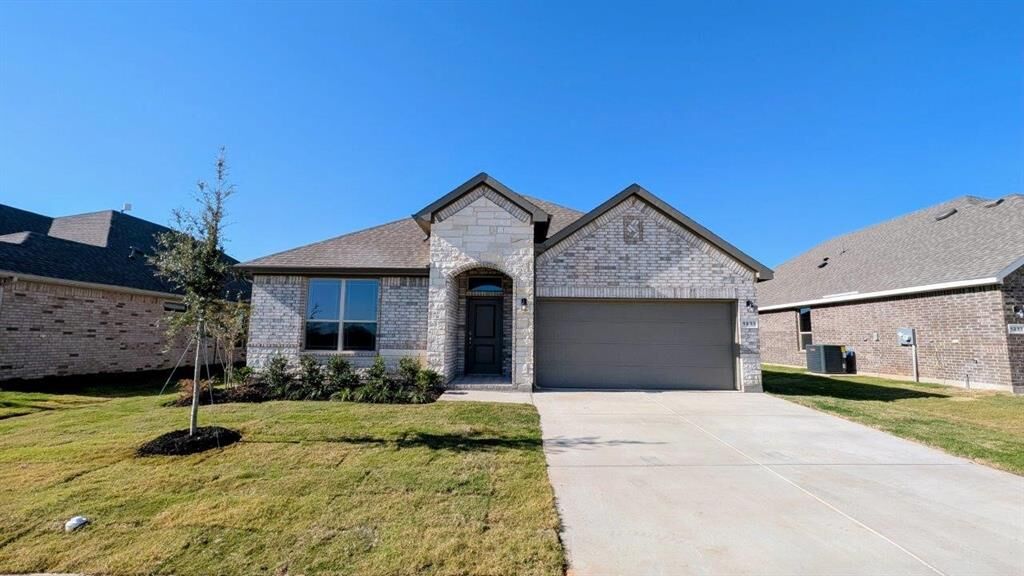 Property Photo:  1233 Beltway Lane  TX 76048 