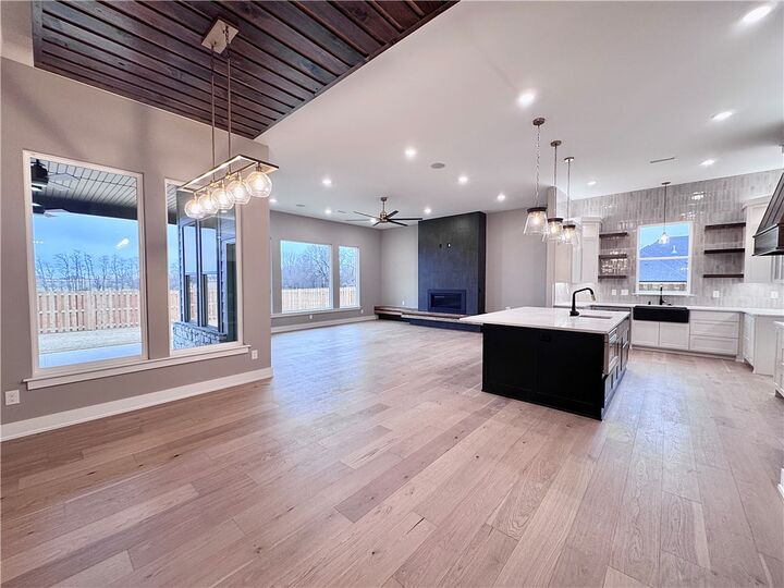 Property Photo:  901 Greenhorn Street  AR 72712 