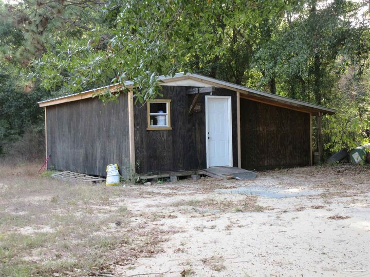 Property Photo: 5401 Delona Rd FL 32583