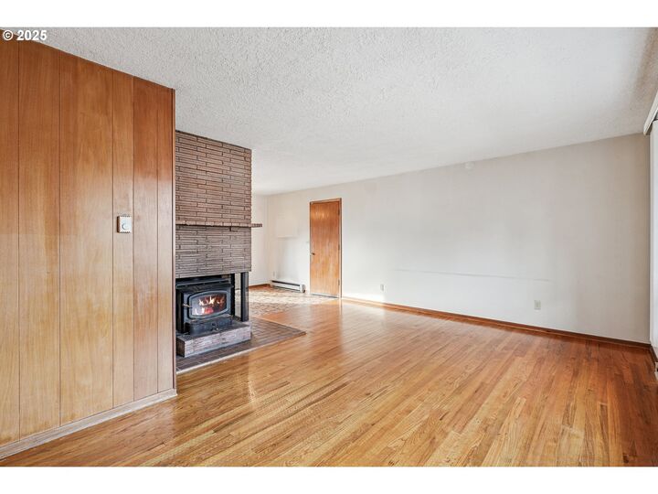 Property Photo:  6212 SE Knight St  OR 97206 