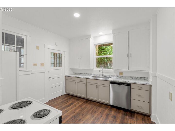 Property Photo:  21835 Willamette Dr  OR 97068 