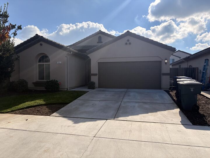 Property Photo: 1003 W Porter Avenue CA 93291