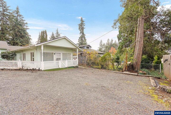 Property Photo: 390 Salem Heights Av S OR 97302