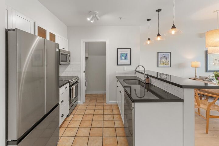 Property Photo:  1688 Cypress Street 404  BC V6J 5J1 