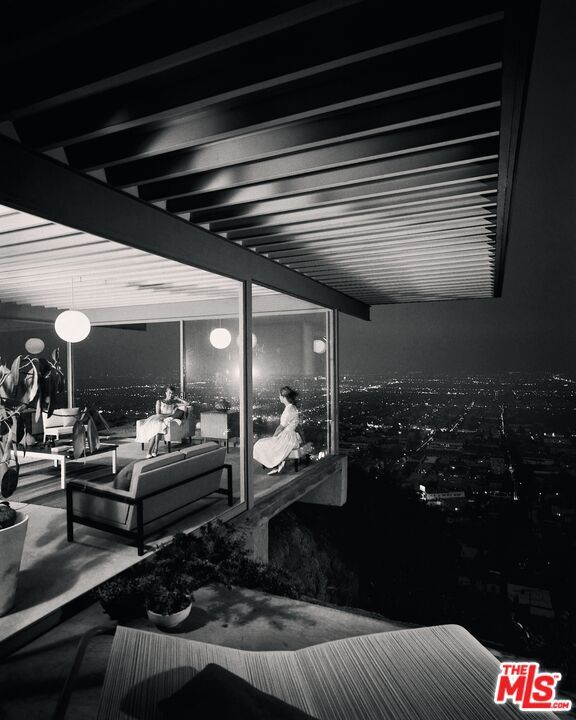 1635 Woods Dr  Los Angeles CA 90069 photo