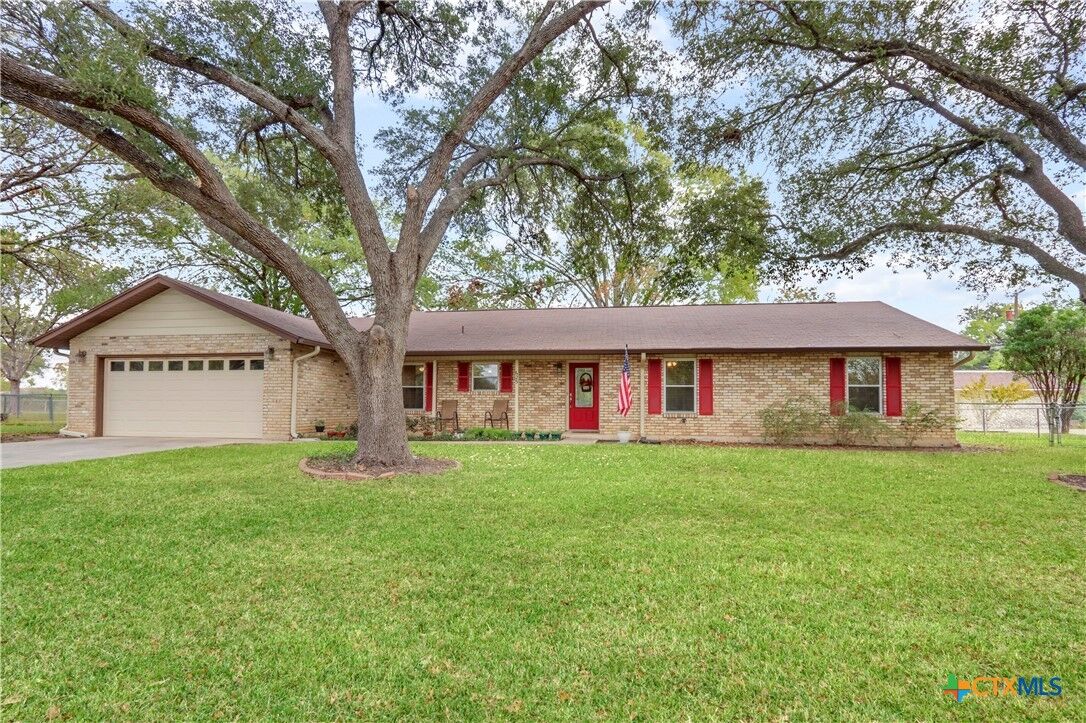 Property Photo:  625 Kathy Drive  TX 78155 