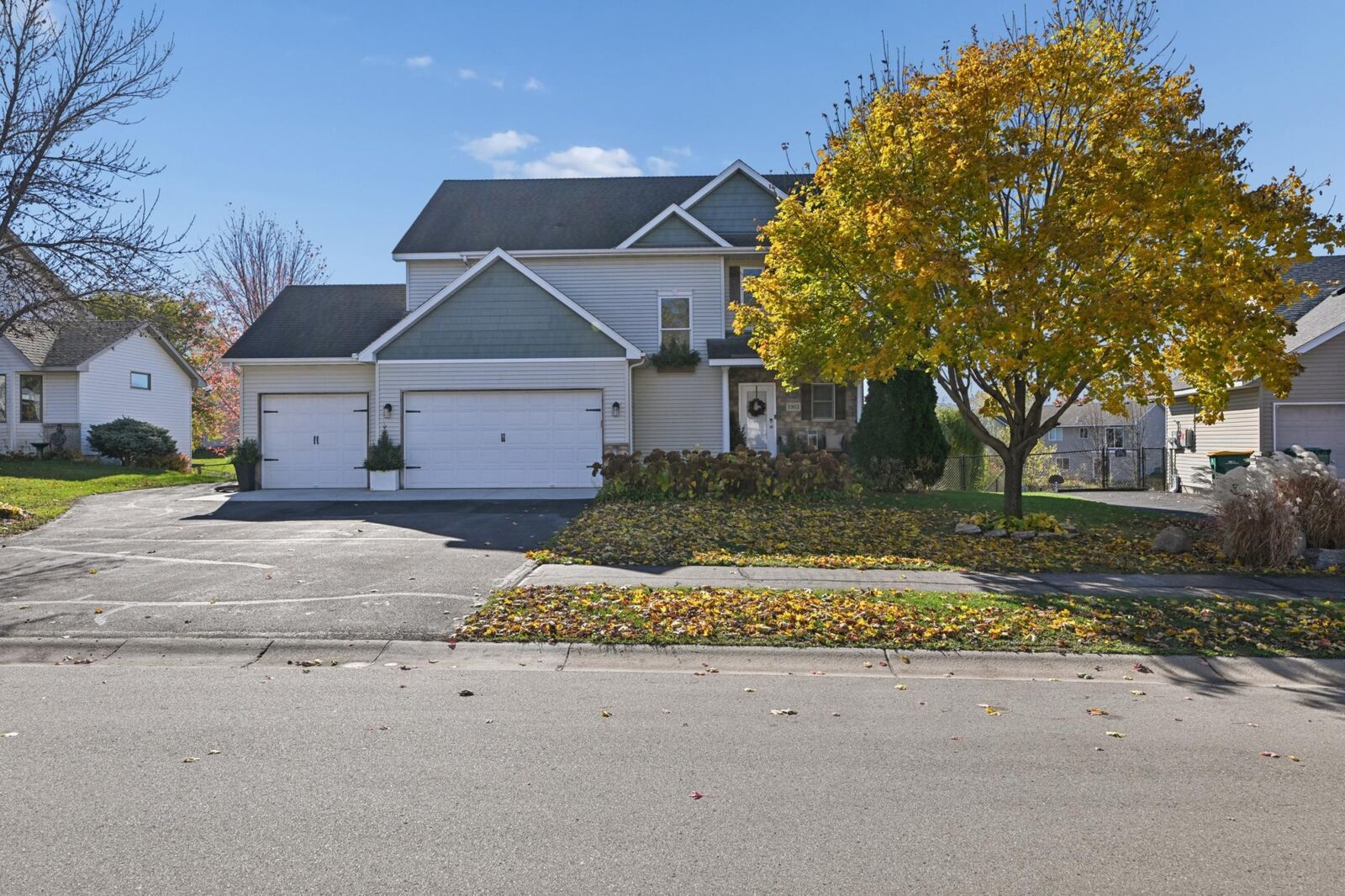 Property Photo: 1162 Hidden Creek Boulevard MN 55360